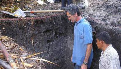 Tim Beach, geógrafo da Universidade de Texas, e um colega em uma das escavações realizadas em Belize.