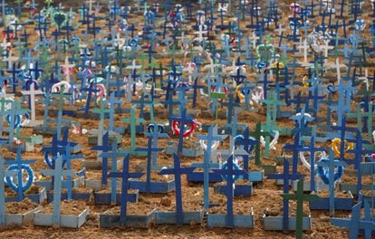Túmulos no cemitério Parque Tarumã, em meio ao pico do surto de coronavírus em Manaus, em 11 de junho.