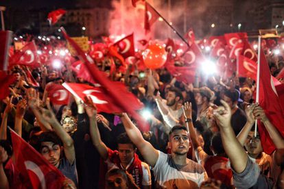 Seguidores de Erdogan demonstram seu apoio na praça Taksim.