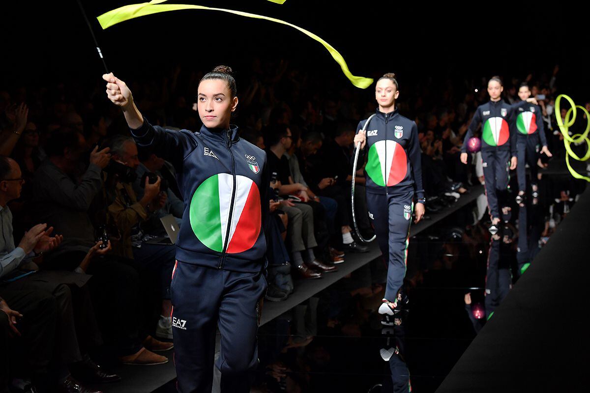 Atletas desfilam com o uniforme olímpico da Itália.