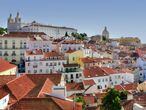 <b><a href="https://www.visitlisboa.com/es" rel=”nofollow” target="_blank">Lisboa </a> acogerá el Festival de la Canción de Eurovisión</b>. El país anfitrión de la edición número 63 del certamen trabaja día y noche, sin descanso, para que la semana del 12 de mayo todo salga perfecto. Una buena razón para acudir a la capital del país vecino. Pero además, <b>Portugal ha arrasado en la última edición de los World Travel Awards</b> (WTA), considerados los Oscar del turismo. El país fue elegido Mejor Destino Turístico del Mundo, mientras que Lisboa se llevó el premio al Mejor City Break y Madeira el de Mejor Destino Insular, entre otros galardones. Alentejo, además es el mejor destino de Europa para practicar senderismo. Se trata de la primera vez en los casi 25 años de historia de este premio que los más de 200.000 profesionales del turismo que forman parte de la WTA otorgan semejante distinción a un país europeo. <br>Se impuso a las candidaturas de Brasil, las Islas Maldivas, Estados Unidos, Grecia, Marruecos, Vietnam y España en seis categorías, arrasando con los premios que reconocen excelencia en la industria turística a nivel internacional. Destinos y organizaciones turísticas lusas también triunfaron en otras cinco categorías, confirmando la transformación de Portugal de un país pobre en la esquina de Europa a uno de los nuevos pesos pesados de este sector. La capital,<b>Lisboa, fue elegida por su singular belleza y la excelente oferta que ofrece en términos de estancias de corta duración</b>. Su conexión a numerosas ciudades europeas a través de vuelos de bajo coste han convertido la capital lusa en un destino favorito de viajeros que buscan hacer escapadas de fin de semana, y este año anticipan que casi siete millones de turistas recorrerán las pintorescas calles del Bairro Alto y Alfama, además de joyas arquitectónicas como el Monasterio de los Jerónimos.