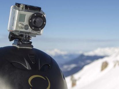 Câmera GoPro no capacete de um esquiador nos Alpes franceses.