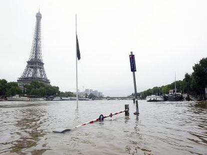 Dois dos museus mais visitados do mundo, em Paris, fecham ao público nesta sexta para retirar parte de suas coleções, situadas em áreas inundáveis, devido ao aumento do nível do rio Sena