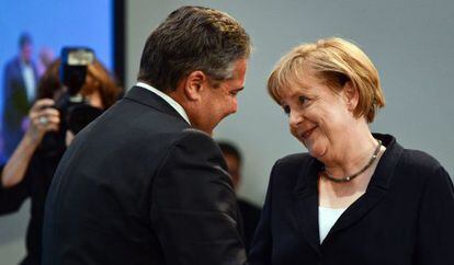 Gabriel, líder dos social-democratas, cumprimenta Merkel em seu aniversário, dia 17 de julho.