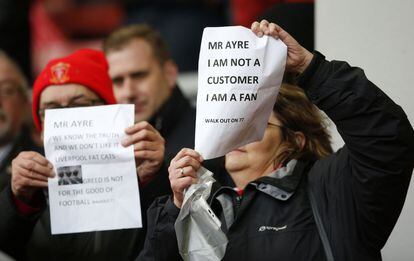 Torcedora do Liverpool exibe cartaz: “Sr. Ayre, não sou uma cliente, sou uma torcedora”