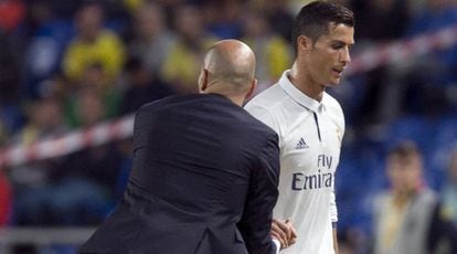 Cristiano cumprimenta Zidane depois de ser substituído.