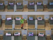 Trabalhador limpa hospital improvisado em Wuhan (China), no domingo.