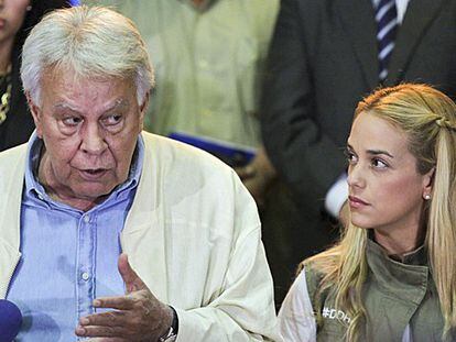 González, com Lilian Tintori, mulher do opositor Leopoldo López.