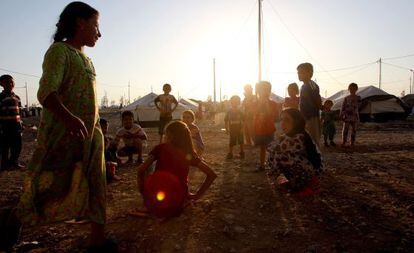 Crianças refugiadas brincam no campo de Baharka.