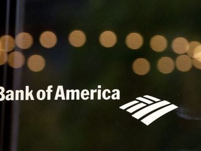 Logo do Bank of America na porta de uma sucursal.