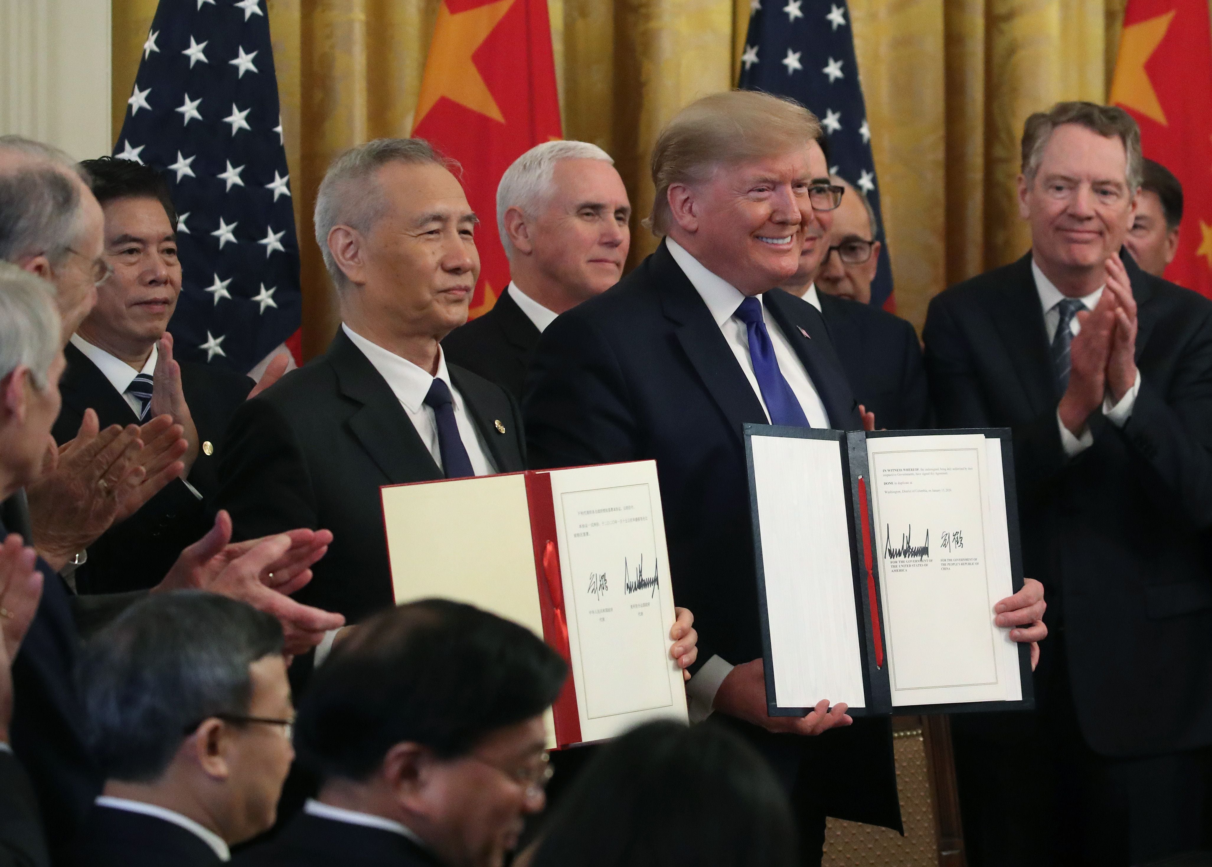 Trump e o vice-primeiro-ministro chinês Liu He, exibem acordo assinado em janeiro na Casa Branca.