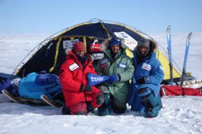 A expedição espanhola liderada por Ramón Larramendi (à esq.), depois de alcançar, em 2005, o ponto mais interior da Antártida