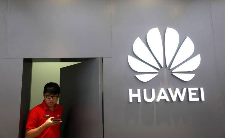 Funcionário da Huawei em uma loja da empresa em Bangkok.