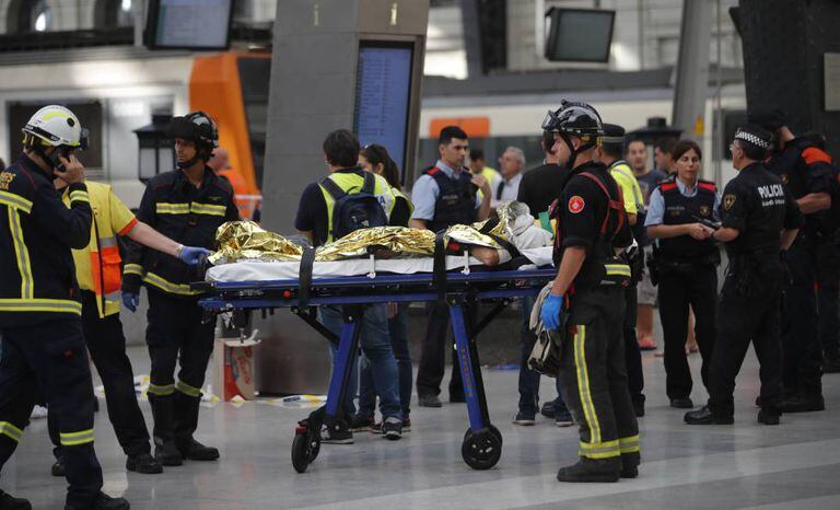 Ferido é socorrido na Estação França, em Barcelona