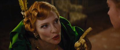 Cate Blancett, caracterizada como a madrasta da Cinderela.