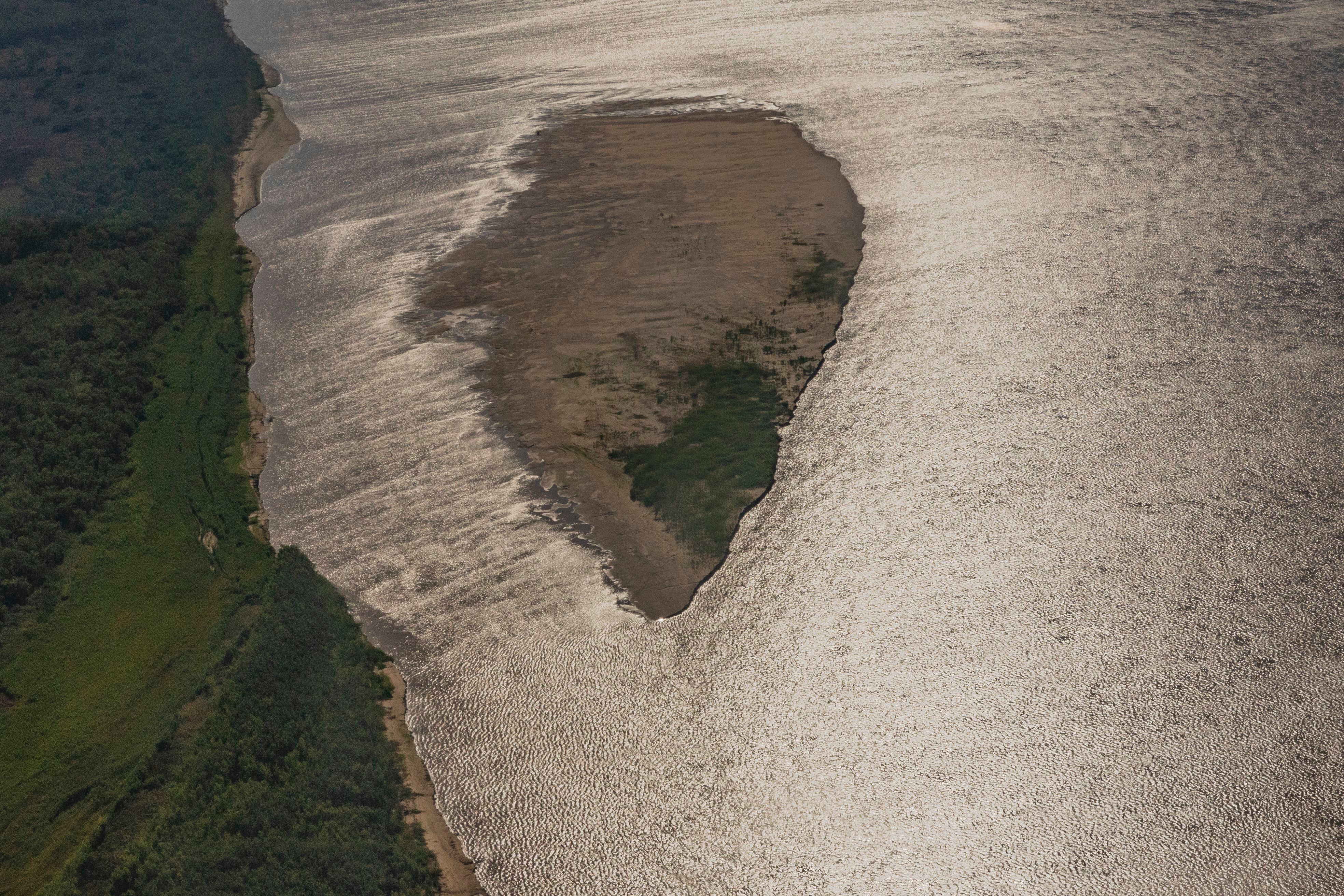 Uma ilha surge na superfície diante da seca no delta do Paraná; uma importante zona úmida de 17.500 km2 nas províncias argentinas de Entre Ríos, Santa Fé e Buenos Aires.