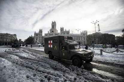 Uma ambulância do Exército ao lado da Fonte de Cibeles, em Madri, depois da tempestade Filomena, no início deste ano. ÁLVARO GARCÍA
