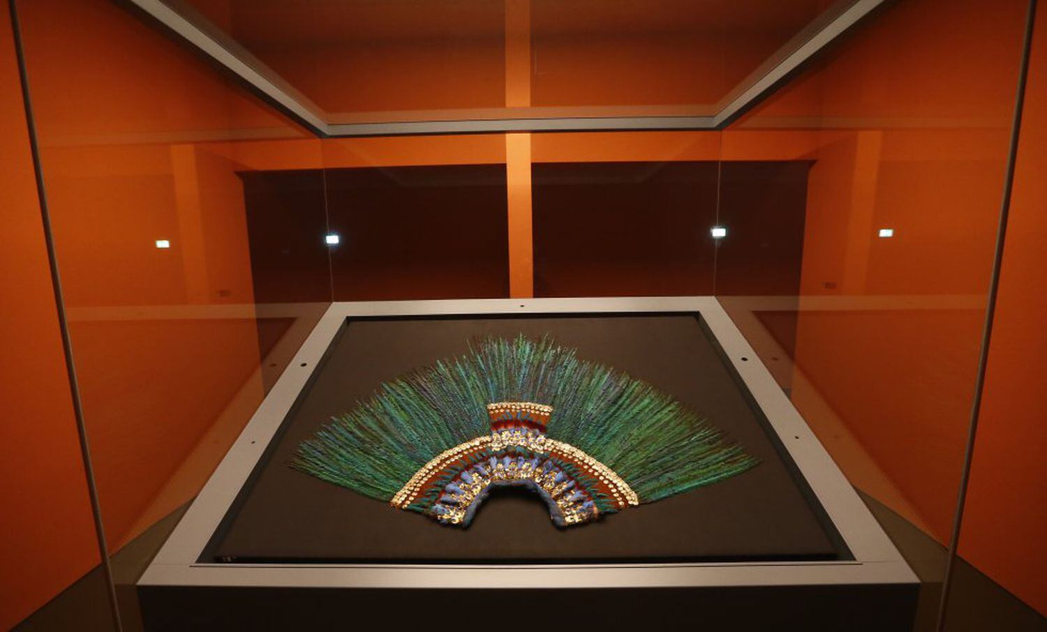 O penacho de Moctezuma, exposto no Museu Etnográfico de Viena, em uma imagem de arquivo.