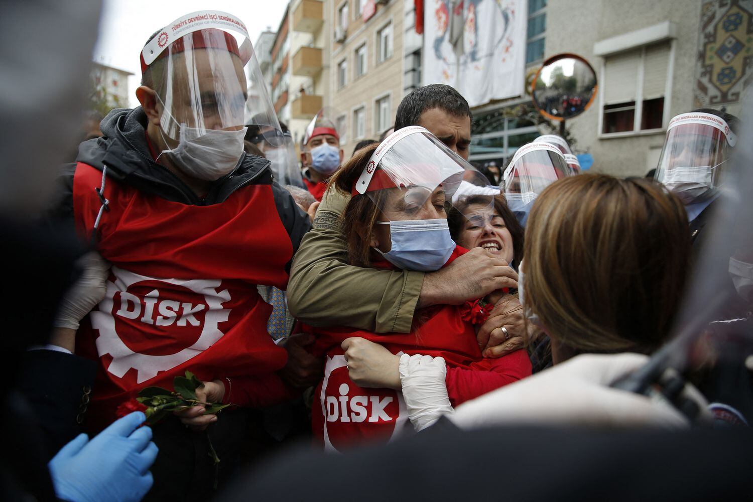 Polícia turca prende manifestantes em protesto de 1º de Maio, nesta sexta.