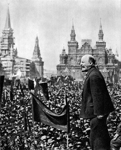 Lênin faz um discurso na Praça Vermelha de Moscou nas comemorações de 1o de maio de 1919.