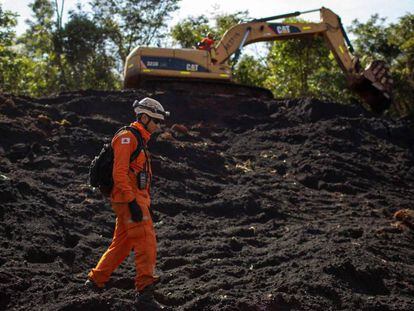 Um bombeiro nas operações de resgate em Brumadinho, Minas Gerais.