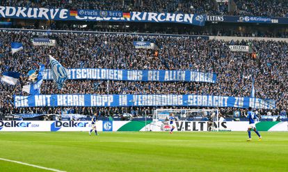 Pancarta contra Hopp en el campo del Schalke.