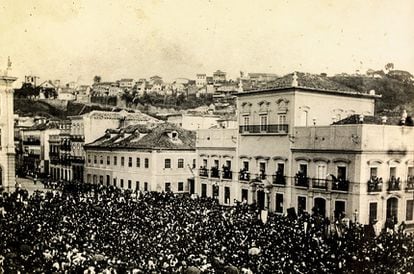 Populares se reúnem em frente ao Paço Imperial, no Rio, para saudar a princesa Isabel pela assinatura da Lei Áurea. 