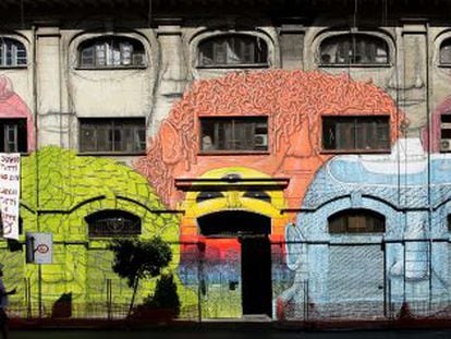 Obra do grafiteiro Blu na rua do Porto Fluviale, no bairro romano de Ostiense.