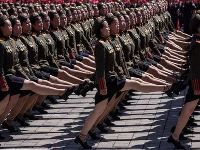Desfile de soldados en Corea del Norte.