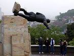TOPSHOT - The statue of Sebastian de Belalcazar, a 16th century Spanish conqueror, lies after it was pulled down by indigenous people in Cali, Colombia, on April 28, 2021. - The statue was tored down in repudiation of the violence the indigenous people has historically faced, according to their spokesmen. In September 2020, another statue of Sebastian de Belalcazar was pulled down in the city of Popayan. (Photo by PAOLA MAFLA / AFP)