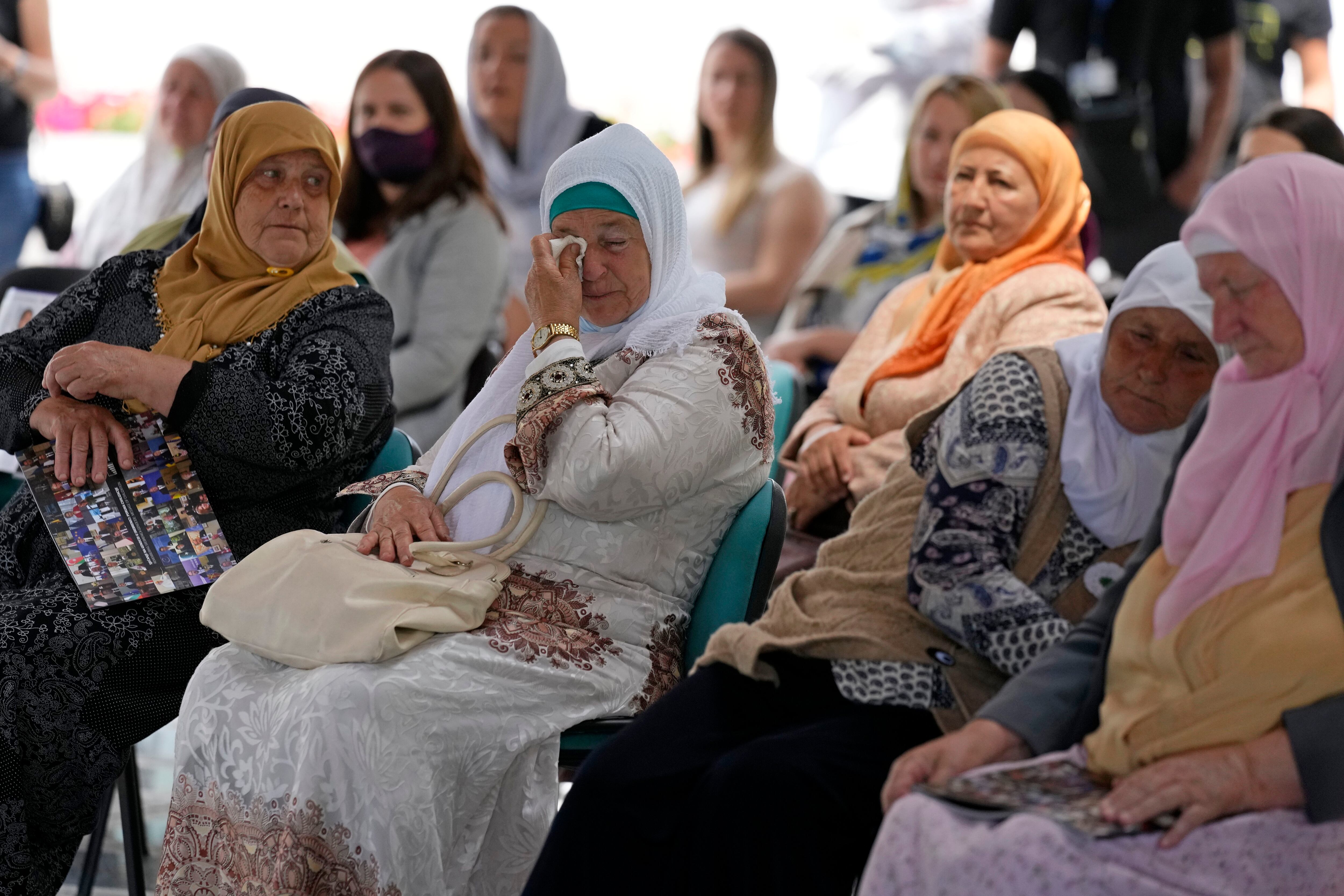 Mulheres de Srebrenica que acompanham a transmissão ao vivo do tribunal aguardam o anúncio do veredicto sobre o ex-chefe militar Ratko Mladic. 