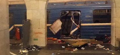 Vagão do trem do metrô atacado nesta segunda-feira em São Petersburgo.