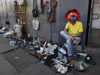 Um vendedor informal numa rua de Caracas.