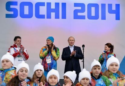 Vladimir Putin e a saltadora Elena Isinbayeva (de gorro azul), em Sochi.