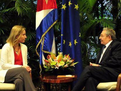 Federica Mogherini e o presidente Ra&uacute;l Castro, no dia 25.