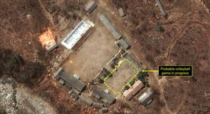 Área administrativa da área de testes nucleares norte-coreana de Punggye-ri. No destaque, a quadra de voleibol, onde há uma partida em disputa.