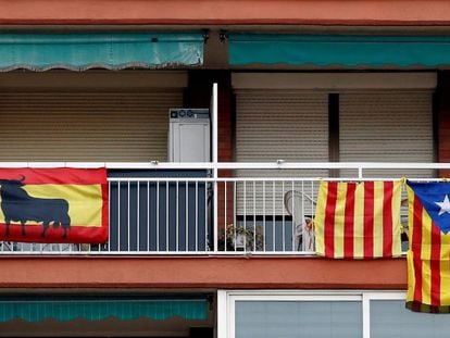Bandeiras espanholas, 'senyeras' e estreladas nas sacadas de Barcelona.