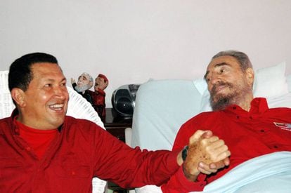 Hugo Chávez e Fidel Castro, em um hospital de Havana em 2006.