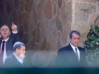 Valdemar Costa Neto (de gravata escura), em rara aparição no dia 11, ao deixar a casa do presidente da Câmara, Rodrigo Maia.