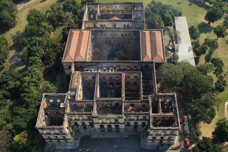 Vista aérea do Museu Nacional após o incêndio, nesta segunda-feira.
