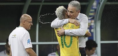 Tite abraça Neymar na vitória sobre a Colômbia.