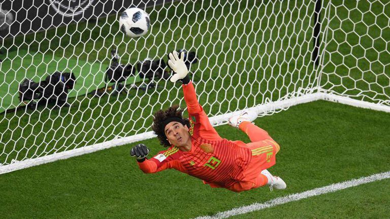 Ochoa faz uma defesa no jogo contra a Suécia.