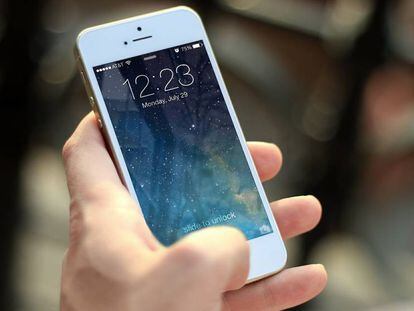 Usuário de um telefone da Apple, uma das empresas multadas na Itália por obsolescência programada.
