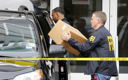 Agentes do FBI saem com caixas da sede da Imagina, em Miami.