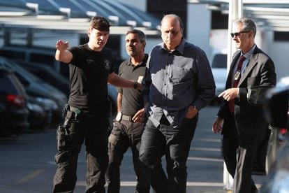 O governador Luiz Fernando Pezão ao chegar à sede da Polícia Federal no Rio: ele foi preso no início da manhã desta quinta-feira. 