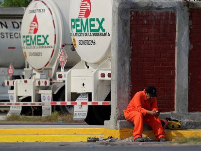 Trabalhador da petroleira mexicana Pemex na refinaria de Cadereyta, em agosto de 2020. Empresa é investigada na Lava Jato.
