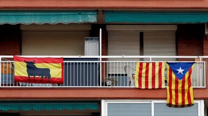 Bandeiras espanholas, 'senyeras' e estreladas nas sacadas de Barcelona.