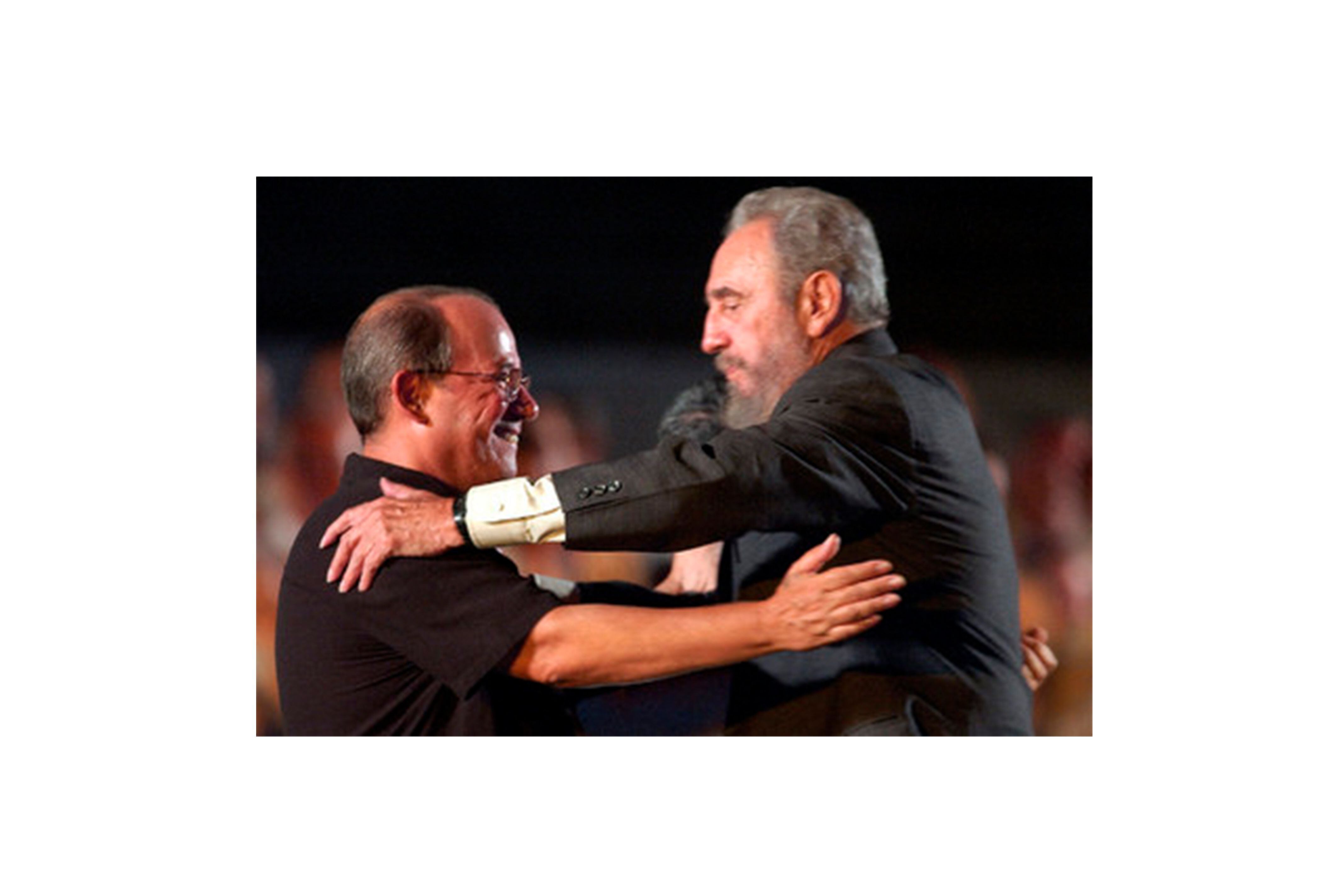 Fidel Castro abraça o cantor Silvio Rodríguez depois de um show em Havana em 2004.