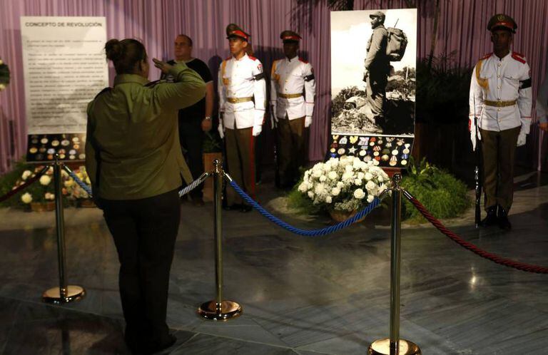 Uma mulher presta homenagem a Fidel Castro em Havana.