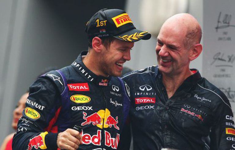 Newey cumprimenta Vettel pelo Mundial na Índia. / clive mason (getty)